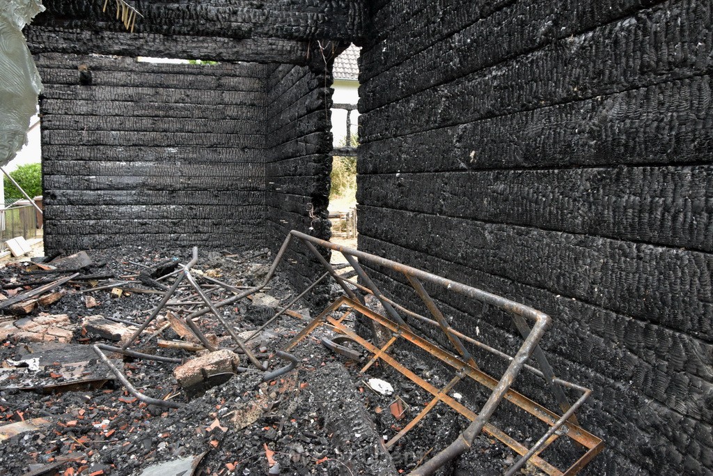 Schwerer Brand in Einfamilien Haus Roesrath Rambruecken P077.JPG - Miklos Laubert